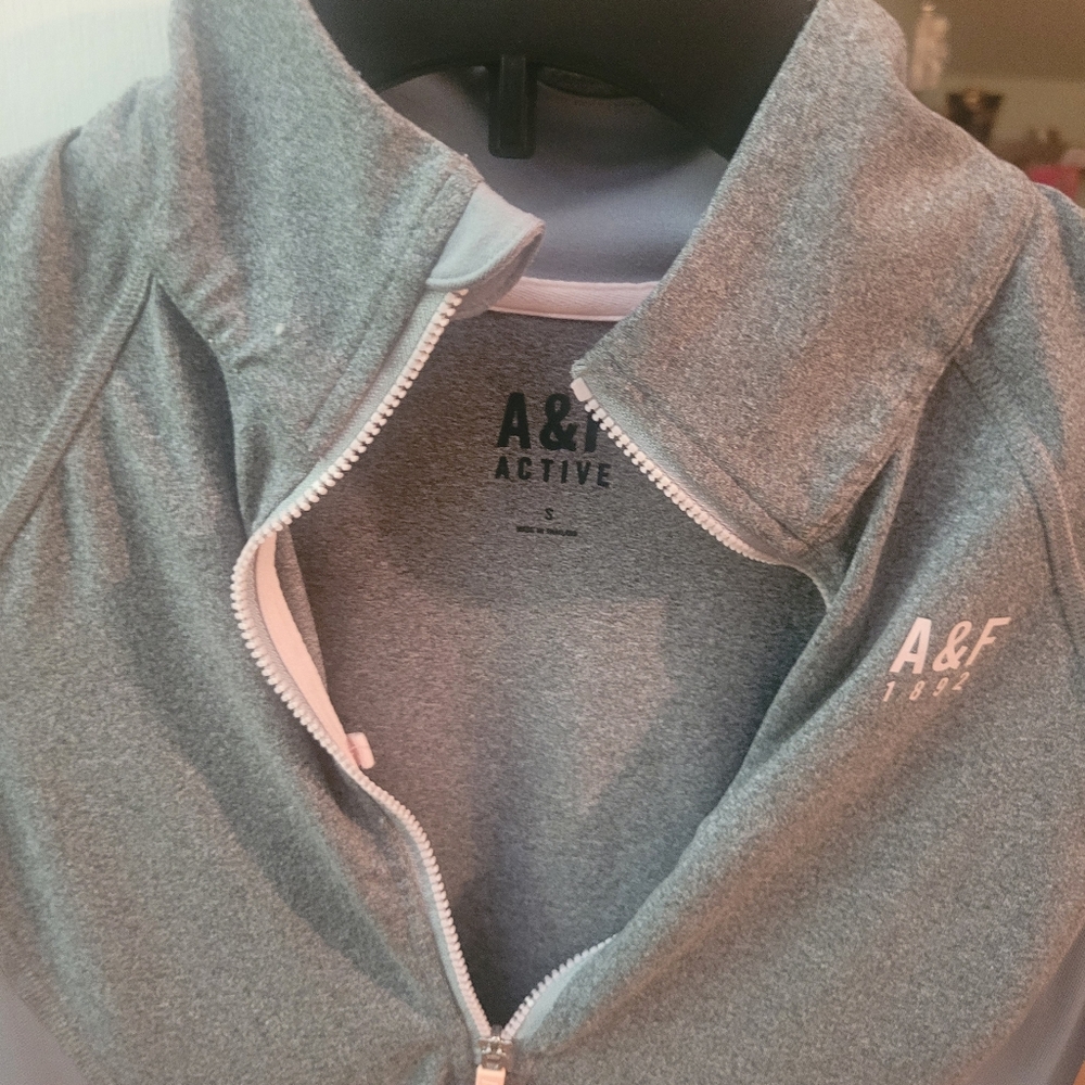 A&F active top - Picture 2 of 2